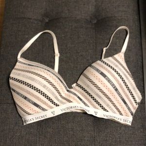 Victoria’s Secret Women’s White Floral T-Shirt Lightly Lined Wireless Bra  34C